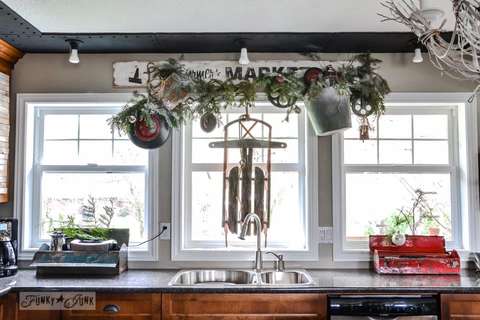 21 Insanely Genius Ideas To Decorate The Kitchen In Christmas