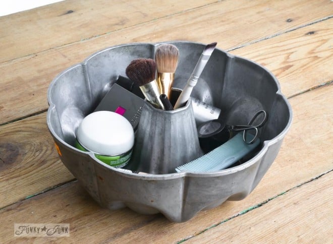 Bundt cake pan makeup holder by https://www.funkyjunkinteriors.net