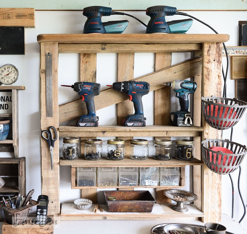 Organize your tools on an enhanced pallet shelf