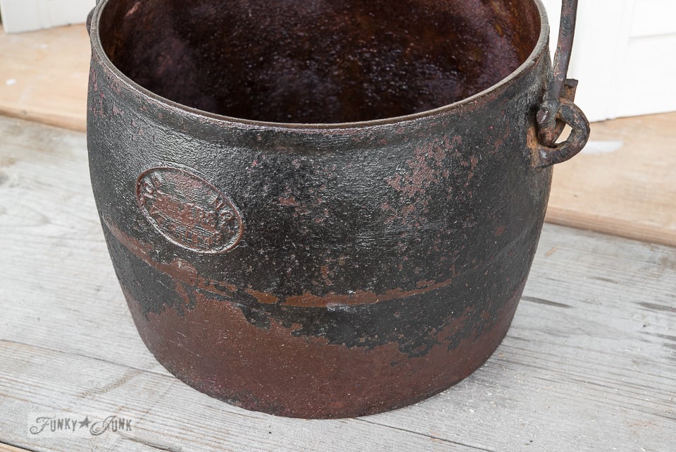 Rusty Metal Cutting Board Wall Pocket