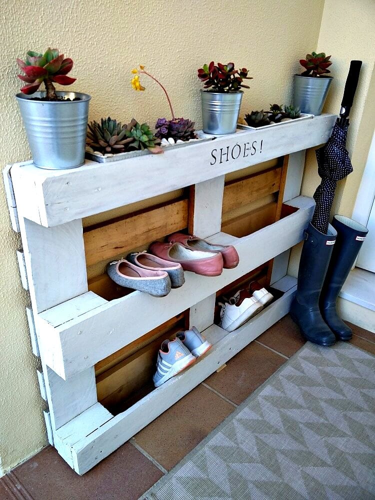 https://www.funkyjunkinteriors.net/wp-content/uploads/2017/09/DIY-easy-pallet-shoe-rack-kreativk.net2_.jpg