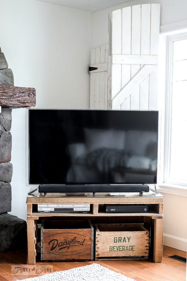 Build a FREE rustic TV stand made from a pallet! Funky Junk