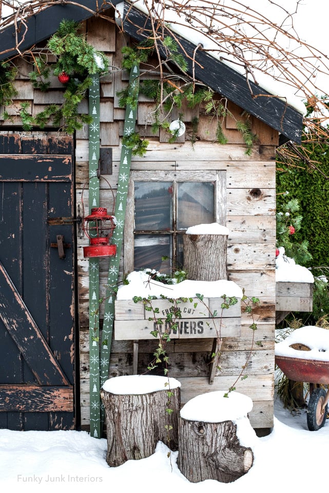 Old screen door Christmas/Winter theme  Outside fall decor, Fall decor,  Christmas holidays