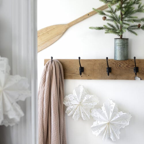 make paper snowflakes from doilies