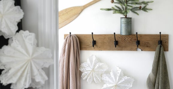 make paper snowflakes from doilies