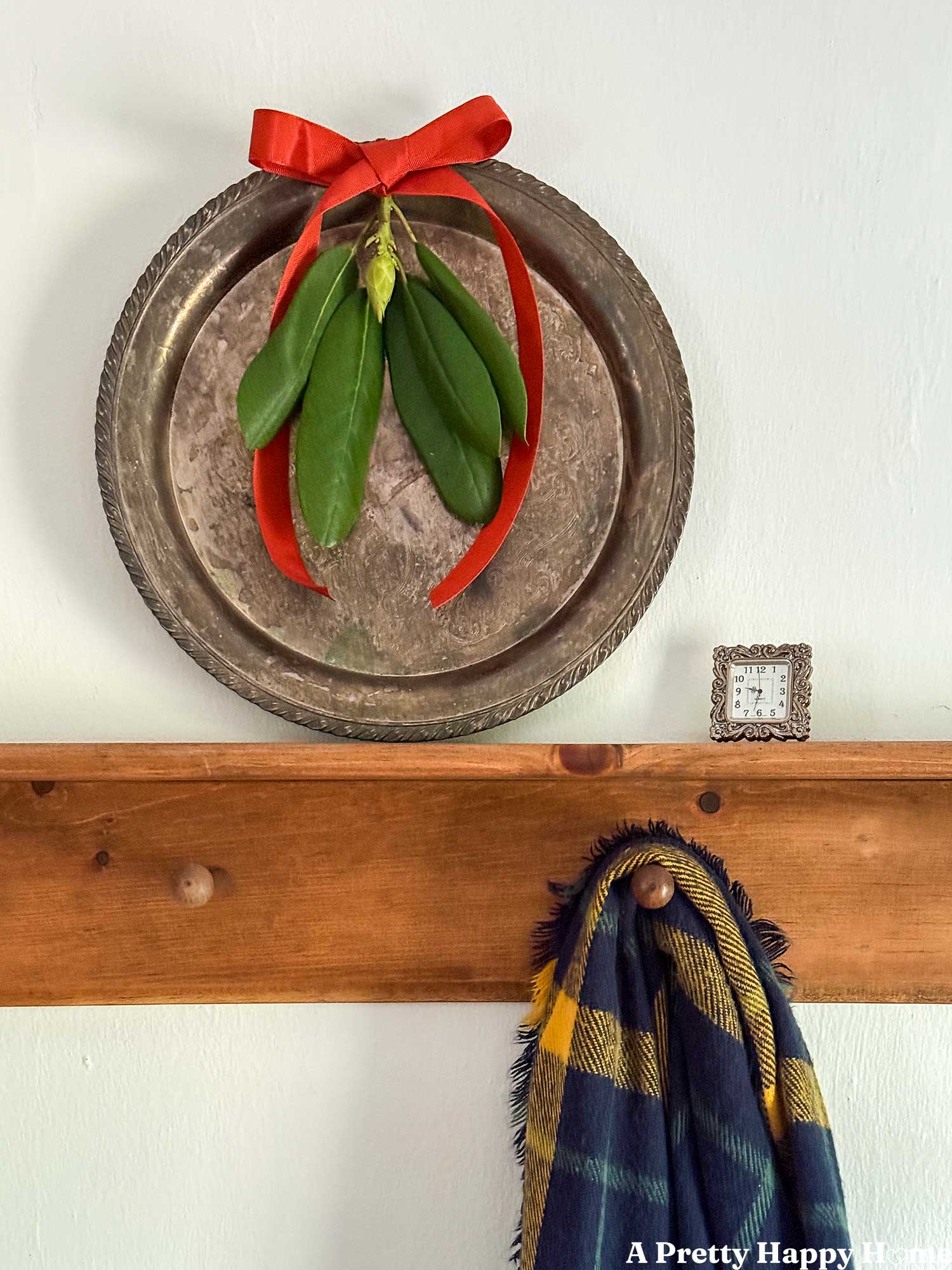 Silver tray wreath by A Pretty Happy Home featured on New Upcycle Ideas 848