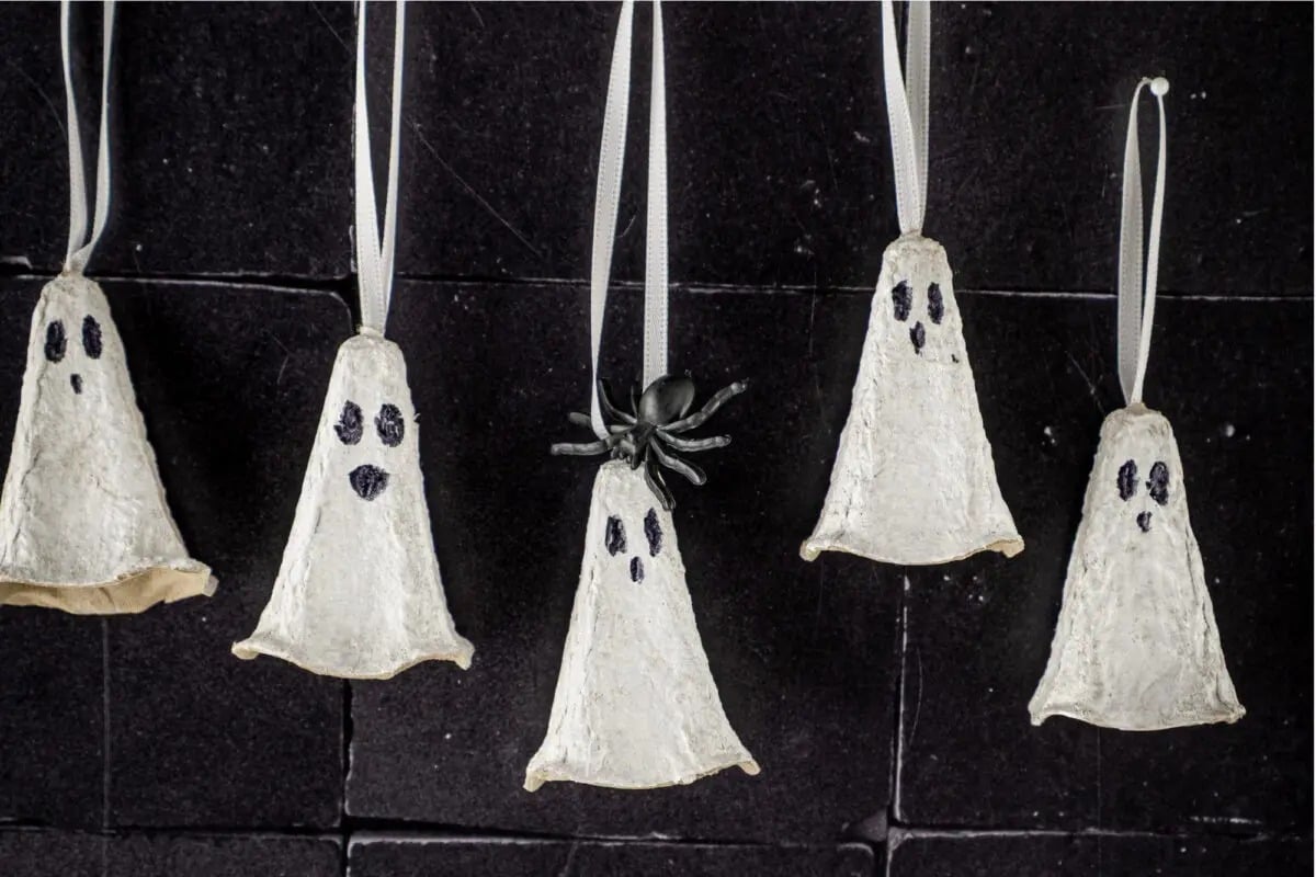 Egg carton Halloween ghosts by Seizoenen Blog