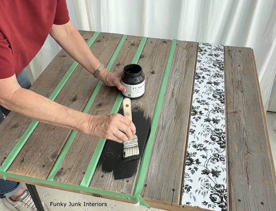 painting decorative stripes on the card table wood top