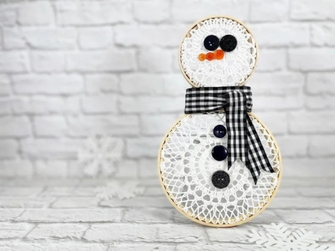 Upcycled-DIY-Snowman-from-Embroidery-Hoops-Horizontal-Creatively-Beth